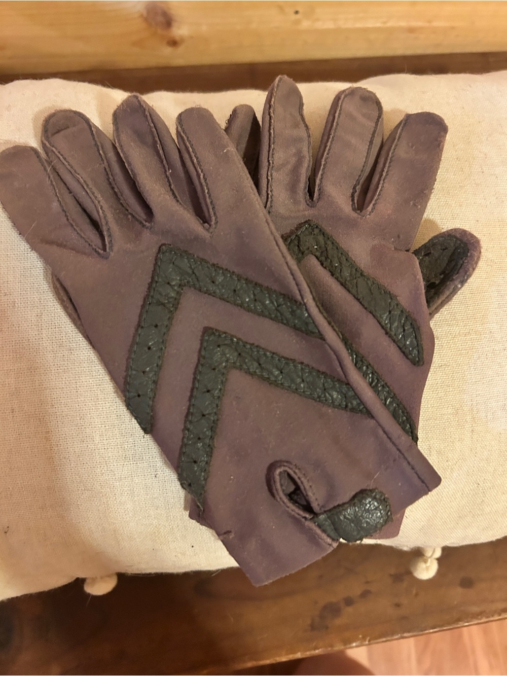 Women’s Vintage Purple Driving Gloves with Black Chevron Accents